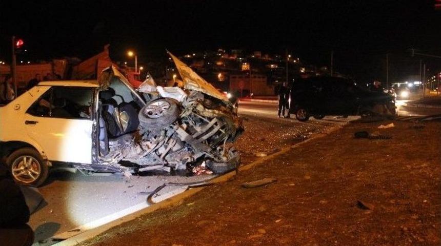 Kaza Sonrası Otomobil Parampar&ccedil;a Oldu: 3&rsquo;&uuml; Ağır 4 Yaralı