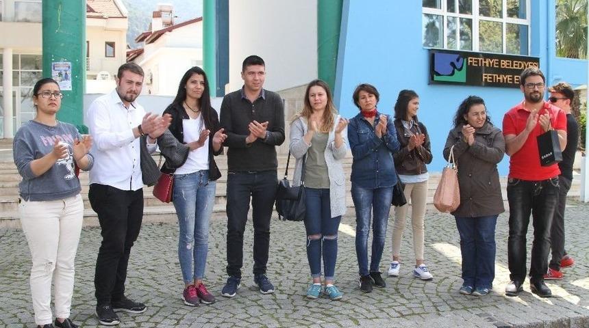 Maaşlarını Alamayan Mağaza &Ccedil;alışanları Alkışlı Eylem Yaptı