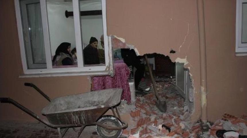 Kayan Otomobil Evin Duvarını Yıktı