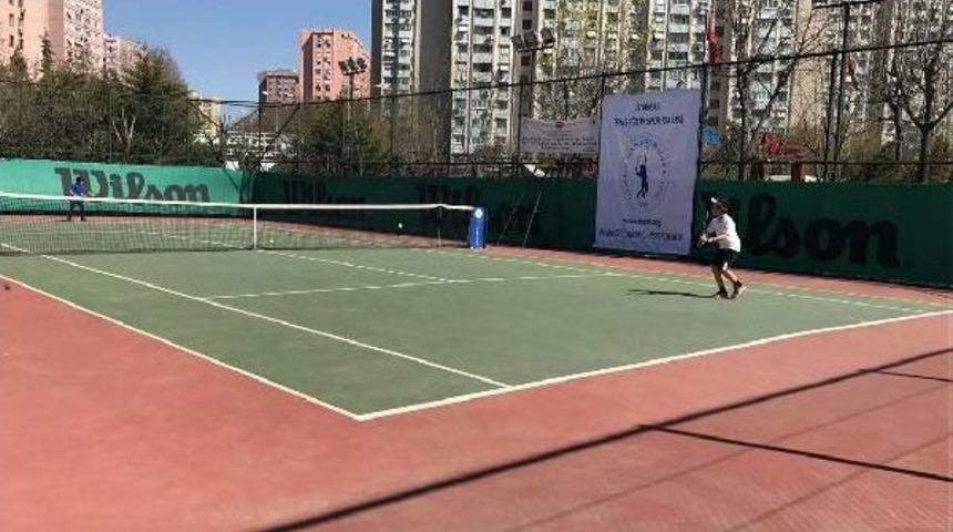 Minik Tenisçilerin Turnuva Heyecanı