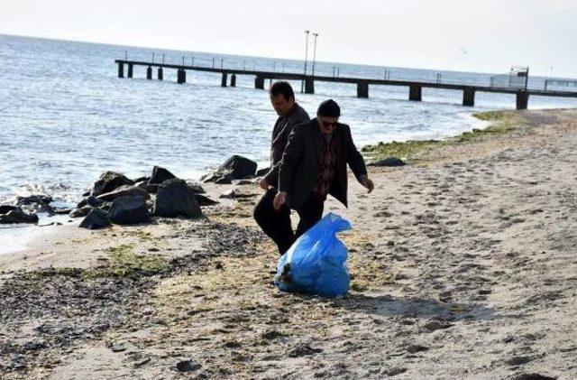 Denize Atılan Dini Kitaplar Bulundu