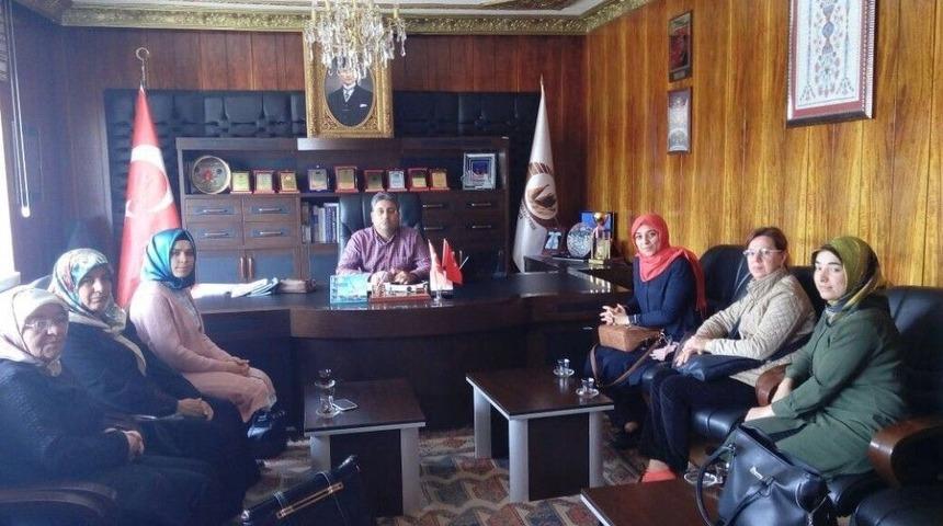 Ak Parti Kadın Kolları &Ccedil;at Kasabasında Referandum &Ccedil;alışmaları Yaptı