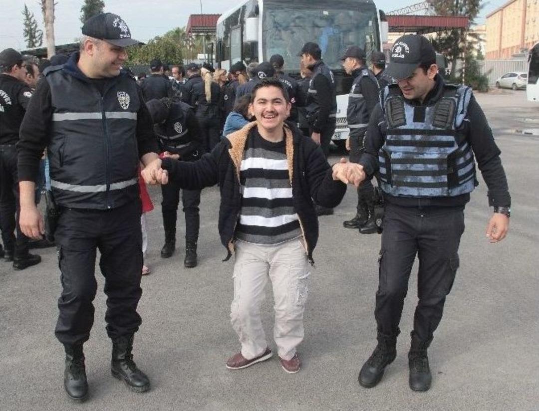 Engelliler Polis Oldu Yakınları G&ouml;zyaşlarına Boğuldu