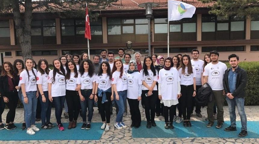 &Ouml;ğrenciler G&ouml;rme Engelliler İ&ccedil;in Kitap Seslendiriyor