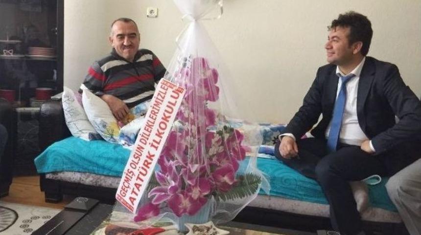 Okul İdaresinden &Ouml;ğretmene &rsquo;ge&ccedil;miş Olsun&rsquo; Ziyareti