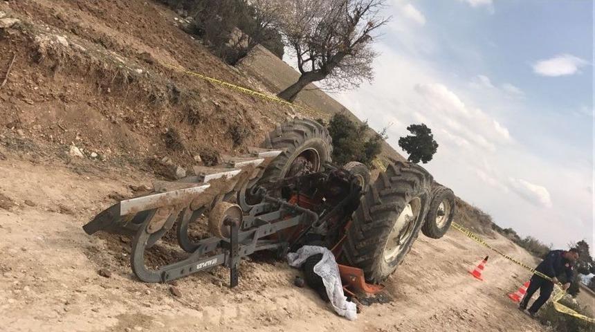 Devrilen Trakt&ouml;r&uuml;n Altında Kaldı