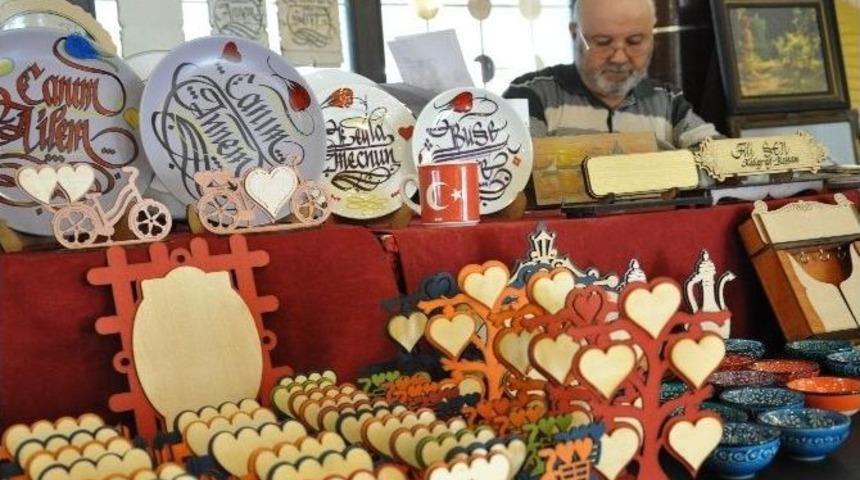 Kaligrafi Sanatını K&uuml;tahya&rsquo;nın Sembol&uuml; &Ccedil;ini Tabaklar &Uuml;zerinde Sergiliyor