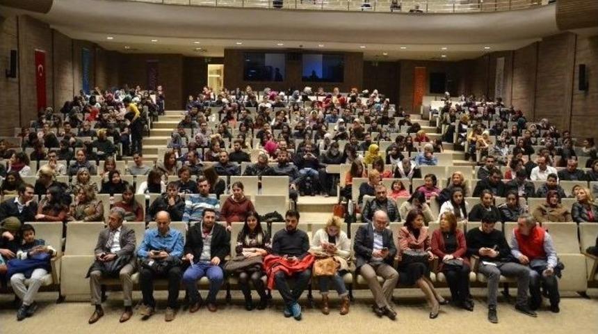 &ldquo;insan Sevgi İle Yaşar&rdquo; Tiyatrosunun G&ouml;sterimi Yapıldı