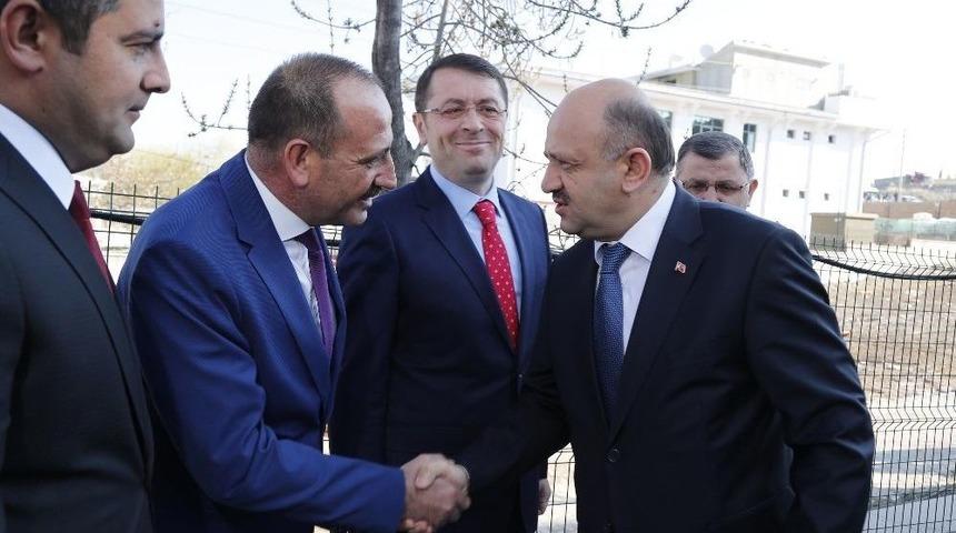 Milli Savunma Bakanı Fikri Işık, İş Adamlarıyla Bir Araya Geldi