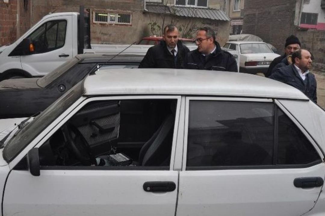 Acemi Oto Hırsızları &Ccedil;alıştıramadıkları Ara&ccedil;ları Hurdaya &Ccedil;evirdi