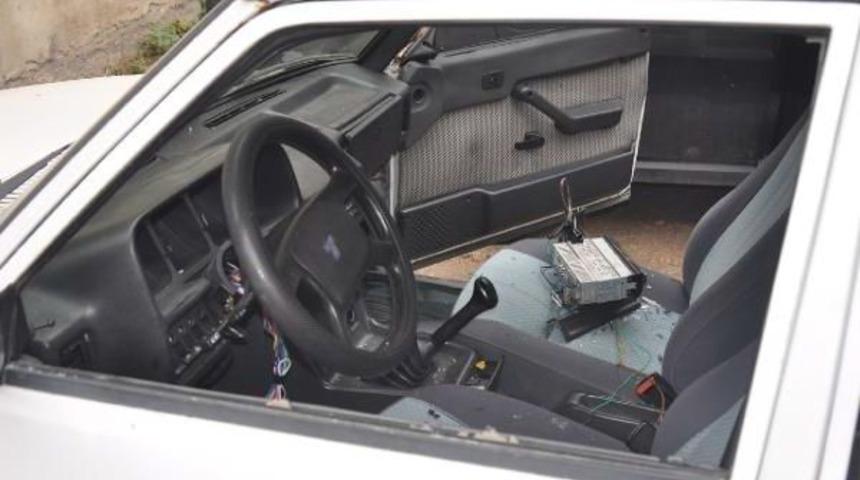 3 Aracın Teybini &Ccedil;aldılar, 1 Aracı Ip Bağlayıp G&ouml;t&uuml;rmeye Kalkıştılar