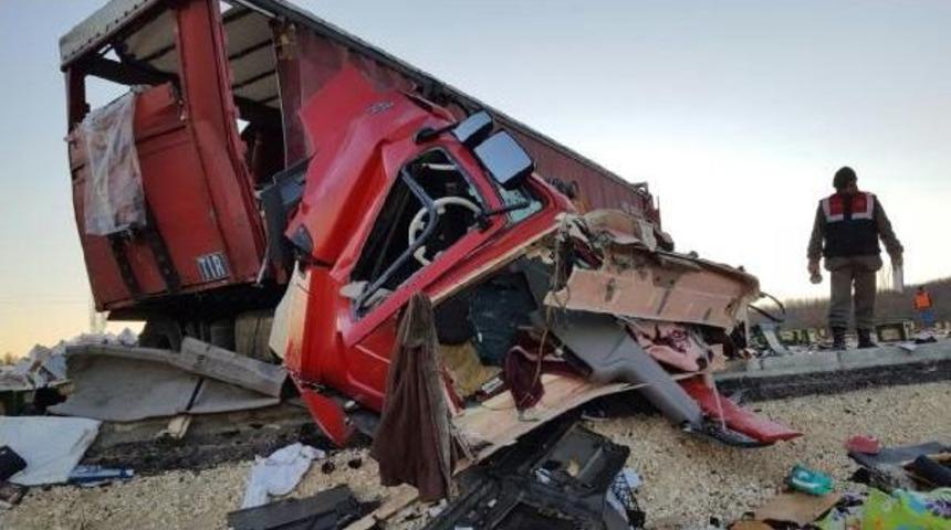 Buz Tutan Yolda 2 Tır &Ccedil;arpıştı: 1 &Ouml;l&uuml;, 1 Yaralı