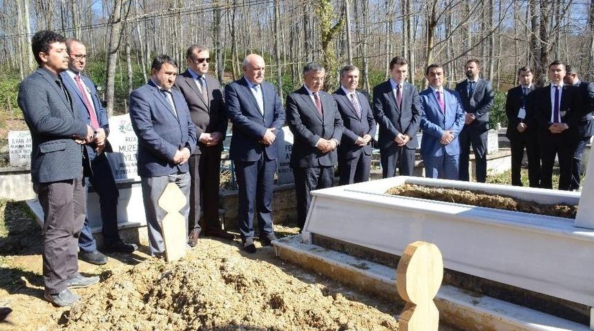 Bakan Yılmaz Demokrasi Şehidini Ziyaret Etti