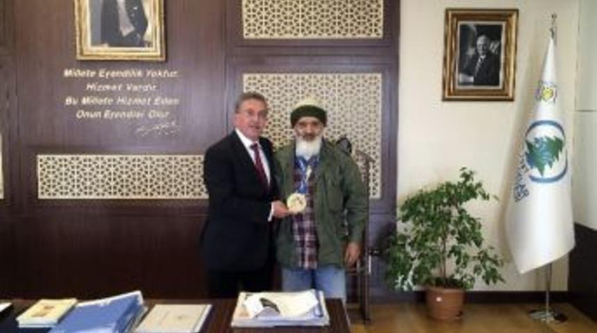 D&uuml;nya Judo İkincisi &Ouml;zdemir&rsquo;den Başkan &Ccedil;etin&rsquo;e Ziyaret