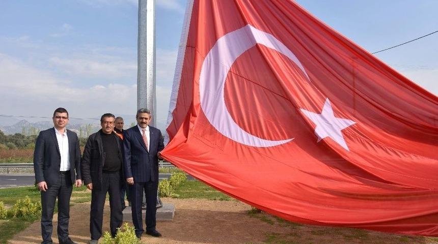 T&uuml;rk Bayrağını G&ouml;ndere, Alıcık &Ccedil;ekti