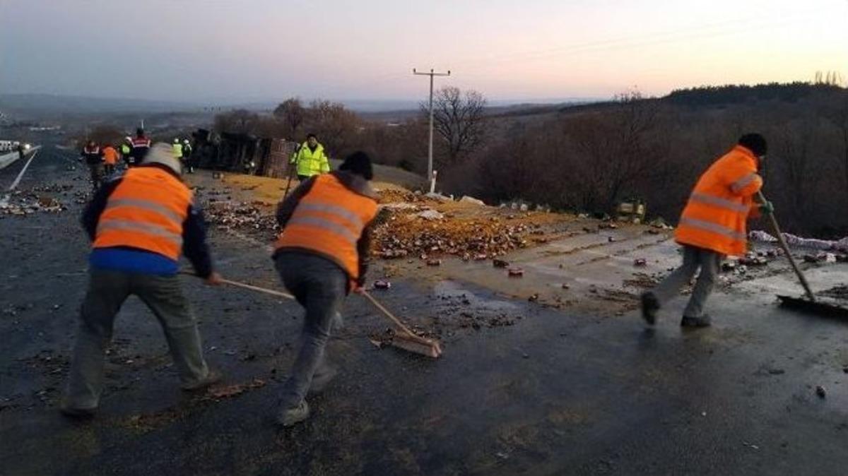 2 Tır &Ccedil;arpıştı, İ&ccedil;ki Şişeleri Yola Sa&ccedil;ıldı: 1 &Ouml;l&uuml;