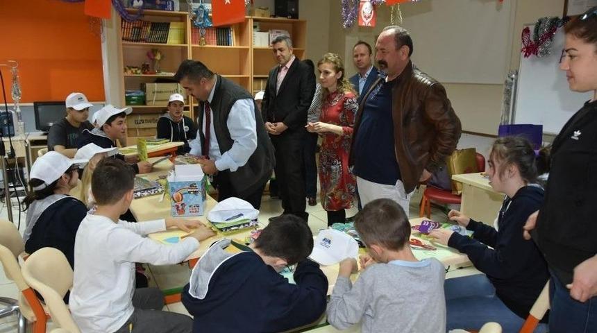 Engelli &Ouml;ğrencilerden Hastane Sınıfına Ziyaret