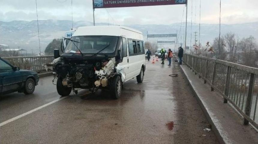 Minib&uuml;s K&ouml;pr&uuml;de Kaza Yaptı: 1 Yaralı