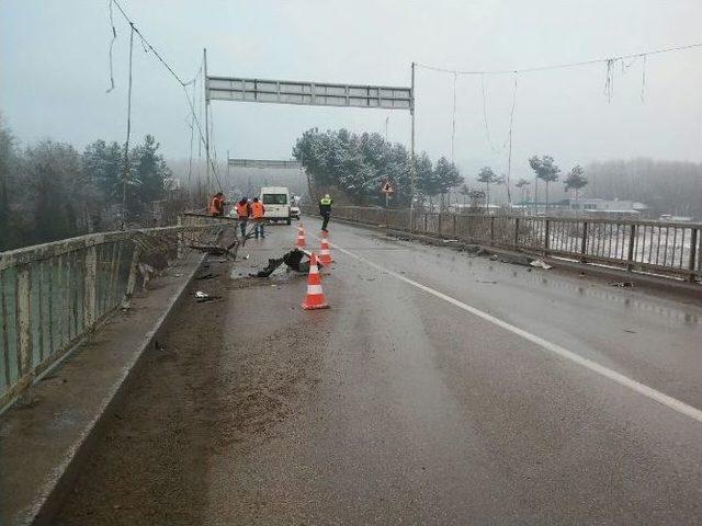 Minibüs Köprüde Kaza Yaptı: 1 Yaralı