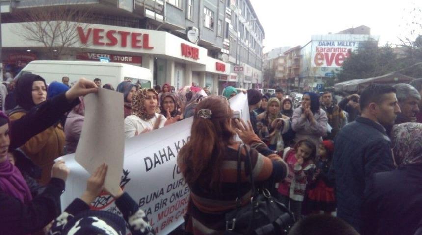 Okul &Ouml;n&uuml;nde Meydana Gelen Kazaya Tepki İ&ccedil;in Yolu Kapattılar