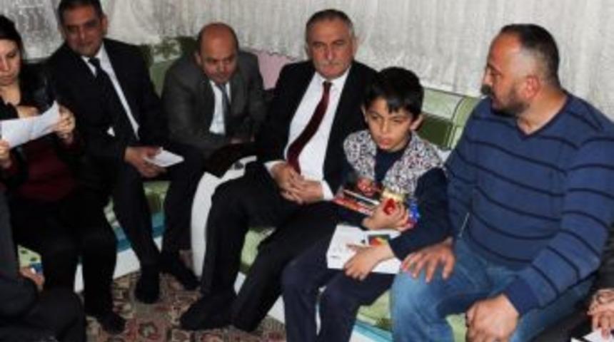 Başkan Yılmaz&rsquo;dan Engelli &Ccedil;ocuğu Duygulandıran Hediye