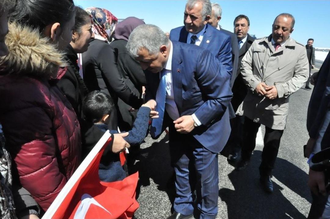 Bakan Arslan Sarıkamış&rsquo;ta Esnafı Ziyaret Etti