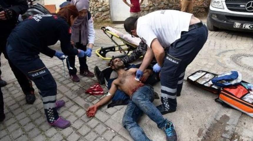 Bı&ccedil;ağın Ucu V&uuml;cudunda Kırıldı