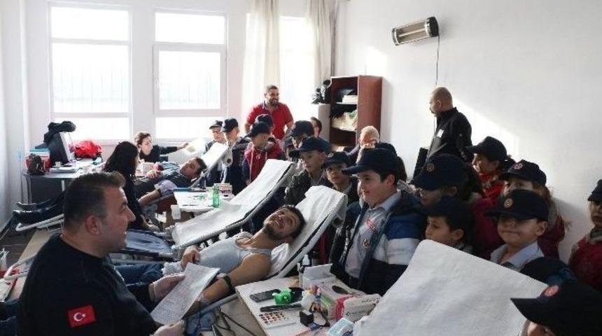 Minik İzciler Kan Bağışını İzledi