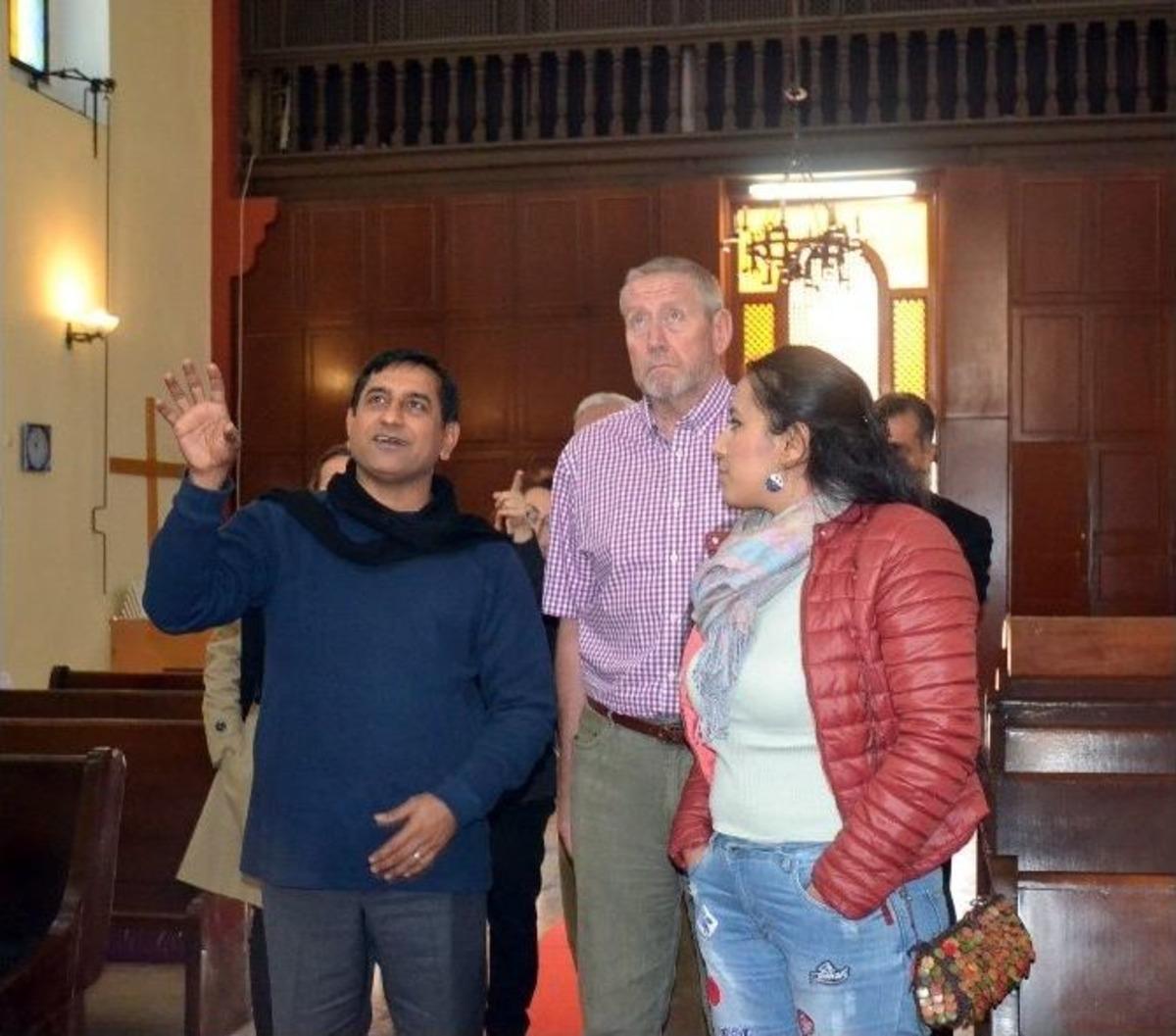 Ab B&uuml;y&uuml;kel&ccedil;ileri Eşleri Bebekli Kilise&rsquo;de