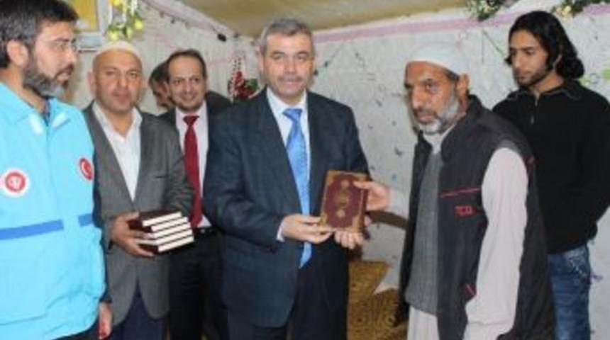 Suriyeli M&uuml;ltecilere 5 Bin Kur&rsquo;an&rsquo;ı Kerim Hediye Edildi