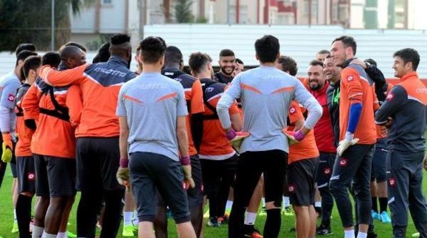 Adanaspor'da Galatasaray Hazırlıkları S&uuml;r&uuml;yor