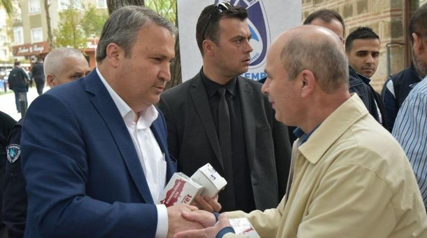 Başkan &Ccedil;er&ccedil;i&rsquo;den Vatandaşa Şerbet Ve Simit İkramı