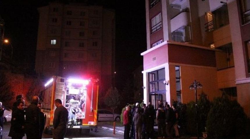 Apartmanda &Ccedil;ıkan Yangın Vatandaşları Sokağa D&ouml;kt&uuml;
