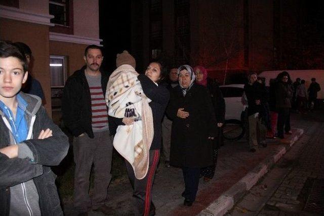 Apartmanda &Ccedil;ıkan Yangın Vatandaşları Sokağa D&ouml;kt&uuml; 1