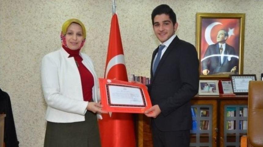 İl Milli Eğitim M&uuml;d&uuml;r&uuml; Durmuş&rsquo;a İl &Ouml;ğrenci Meclis Başkanı Demir&rsquo;e Teşekk&uuml;r