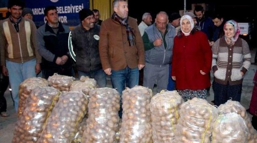 Belediye Personeline Birer &Ccedil;uval Patates Hediye Edildi