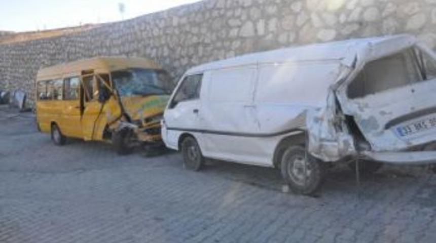 G&ouml;lbaşı'nda Minib&uuml;sler &Ccedil;arpıştı: 11 Yaralı