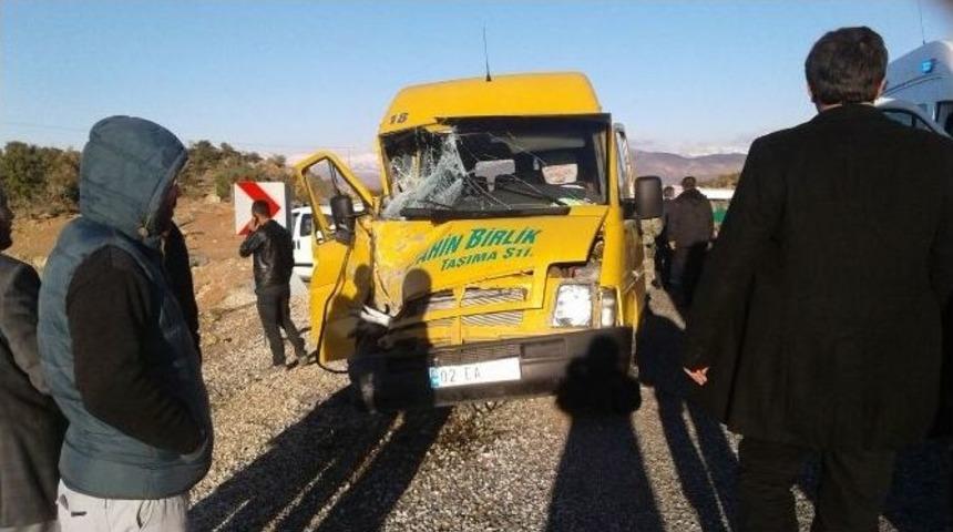 &Ouml;ğretmenleri Taşıyan Servis Minib&uuml;s&uuml; Kaza Yaptı: 12 Yaralı