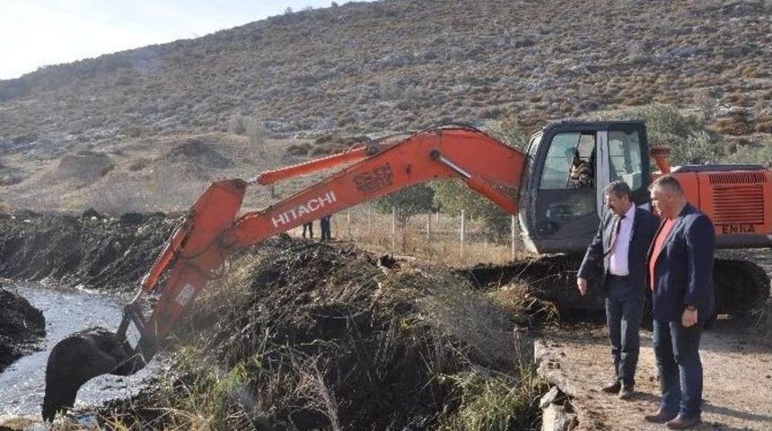 Akhisar&rsquo;da K&ouml;t&uuml; Koku Yayan Dere Temizleniyor