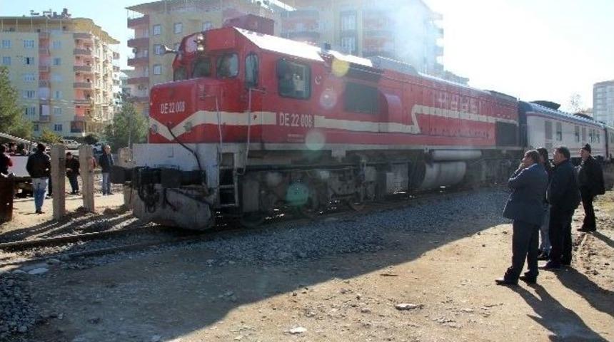 Rayda Kalan Minib&uuml;se Tren &Ccedil;arptı