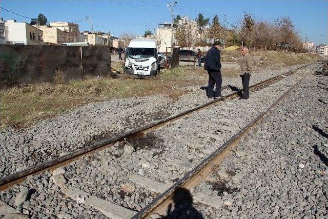 Rayda Kalan Minibüse Tren Çarptı