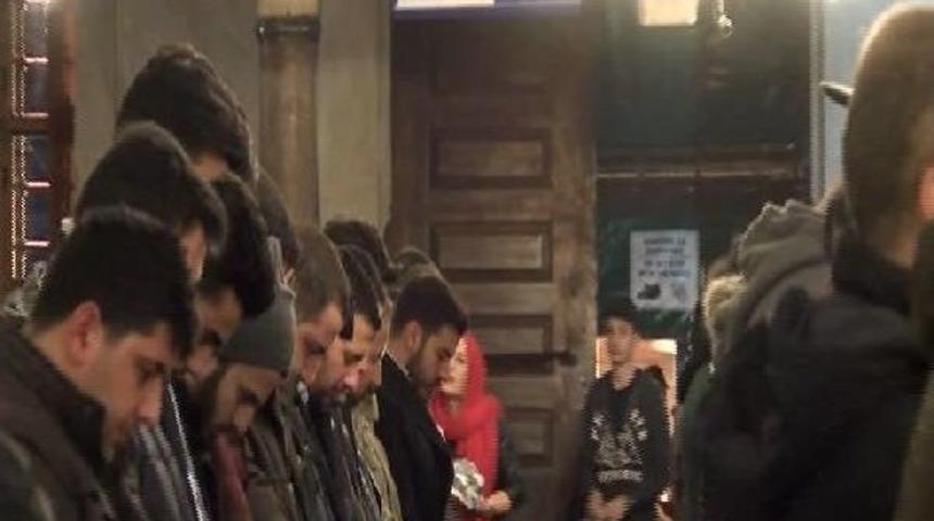 İstanbul'da Regaip Kandili'nde Camiler Doldu Taştı