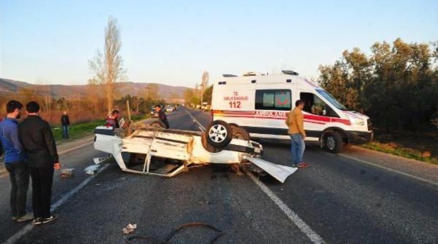 Hafif Ticari Aracın &Ccedil;arptığı Otomobil, Takla Attı; 2 Yaralı