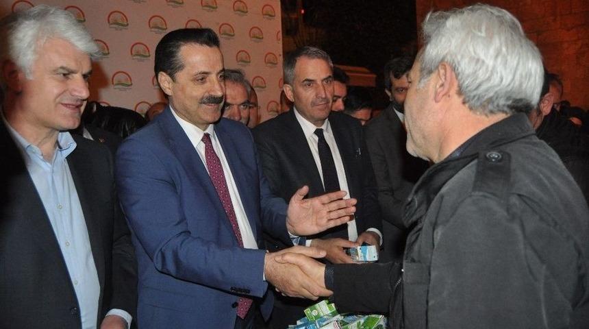 Bakan &Ccedil;elik Ulu Cami&rsquo;de Vatandaşların Kandillerini Kutladı