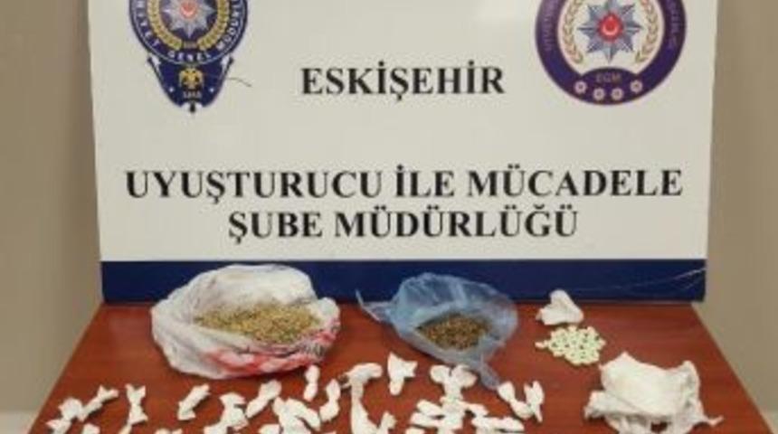 Polisten &Uuml;&ccedil; Mahallede Uyuşturucu Uygulaması