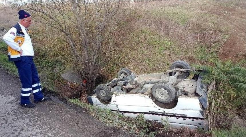 Minib&uuml;s Şarampole Yuvarlandı: 1 Yaralı