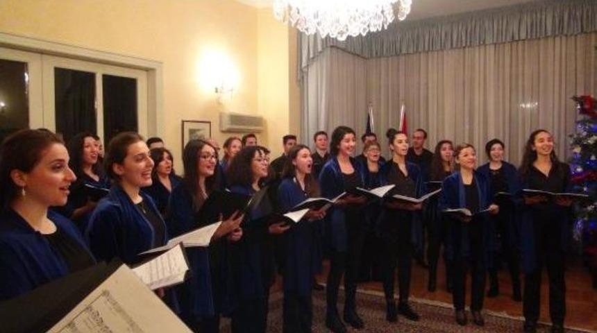 &Ccedil;ek Cumhuriyeti B&uuml;y&uuml;kel&ccedil;iliği'nde Klasik M&uuml;zik Dinletisi