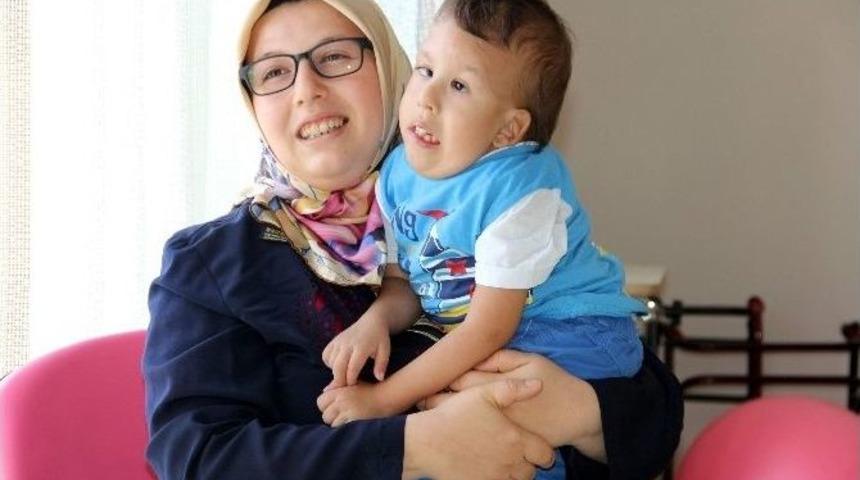 Doktorların &rsquo;yaşamaz&rsquo; Dediği 5 Yaşındaki Yiğit &rsquo;anne-baba&rsquo; Demeye Başladı