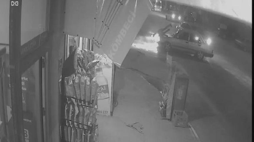 Motosiklet S&uuml;r&uuml;c&uuml;s&uuml;n&uuml; &Ccedil;arptığı Otomobilin &Uuml;zerinden Vatandaşlar İndirdi