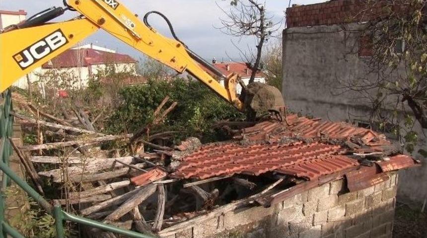 Altınordu&rsquo;da Metruk Binalar Yıkılıyor